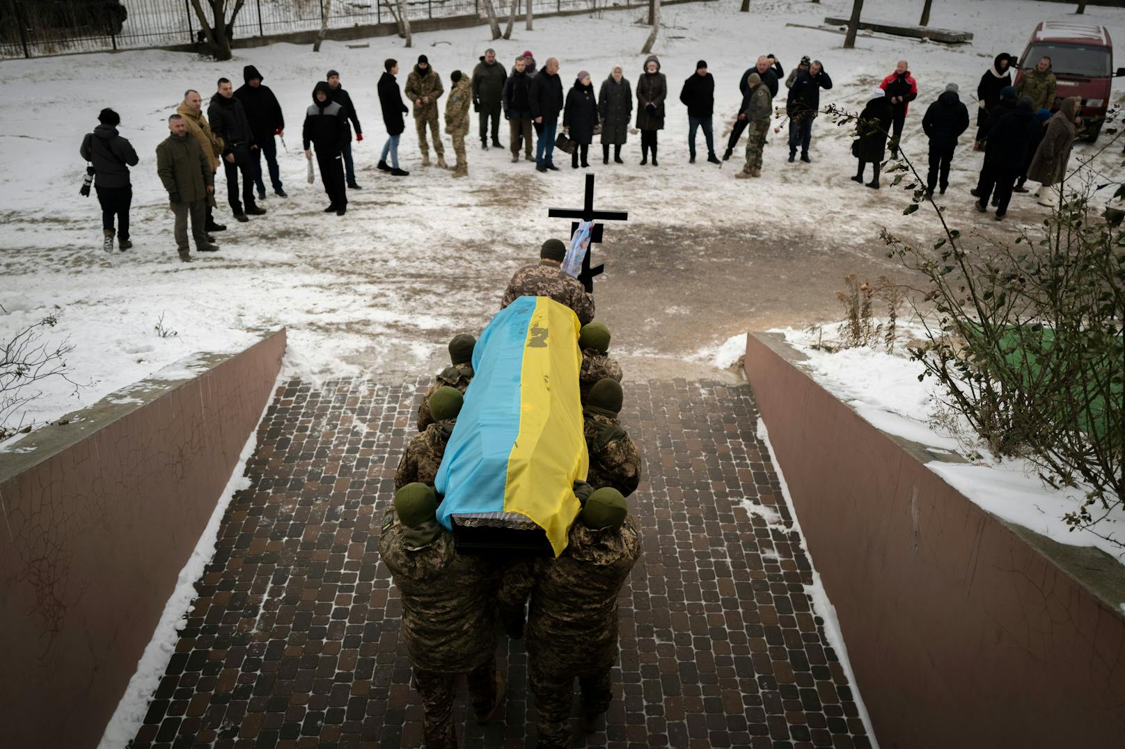 Ein Bild aus Butscha: Angehörgie der ukraininischen Streitkräfte tragen den Sarg eines Kameraden, der bei den Kämpfen um Soledar sein Leben verlor.
