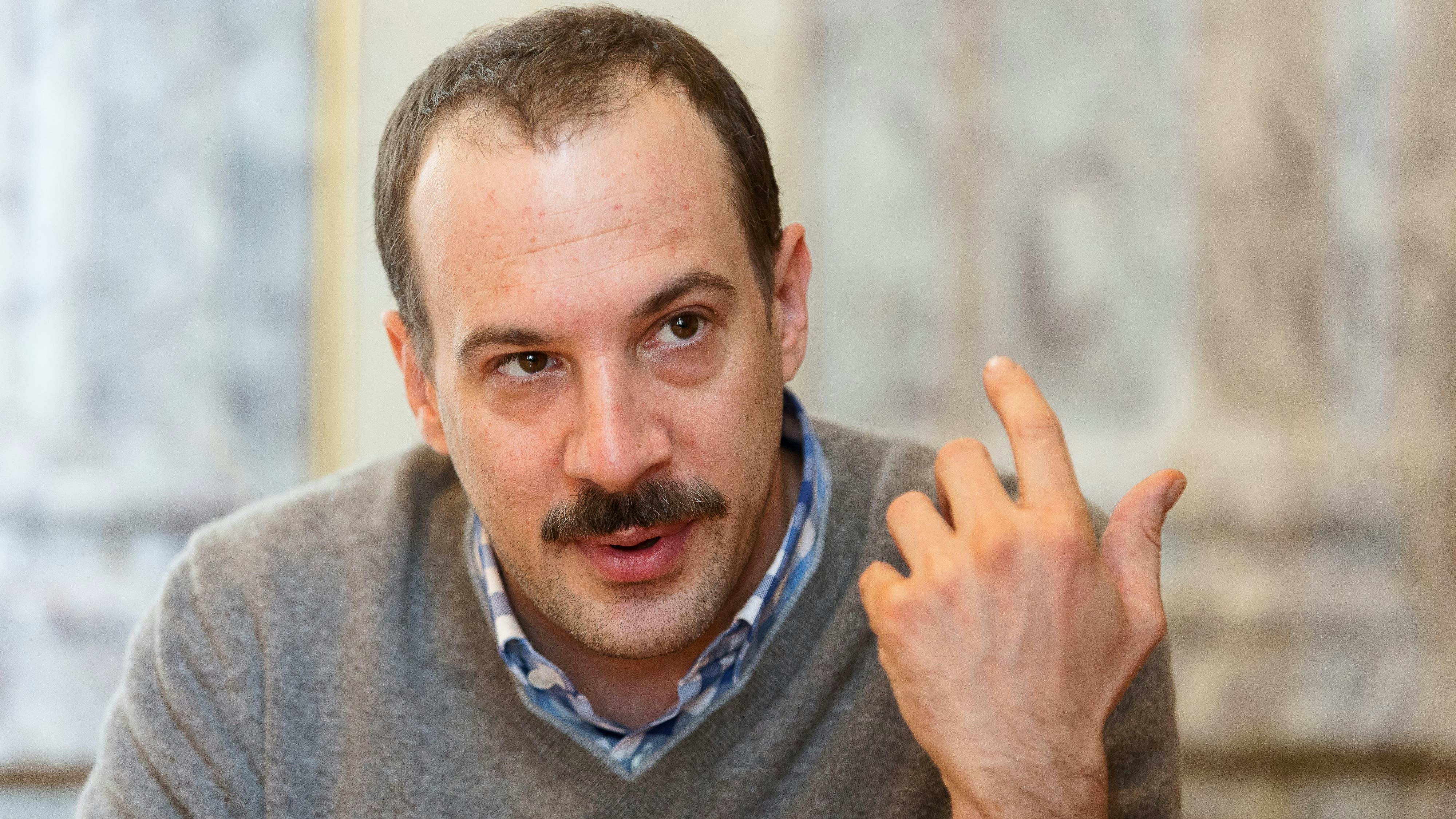 Download von www.picturedesk.com am 13.01.2023 (17:22).  ABD0141_20230113 - WIEN - ÖSTERREICH: ++ ARCHIVBILD ++ ZU APA0220 VOM 13.1.2023 - Der Wiener Schauspieler Florian Teichtmeister, der durch zahlreiche Auftritte in Film und Fernsehen bekannt und am Burgtheater Ensemblemitglied ist, muss sich laut Berichten von "Heute" und dem Ö1-Mittagsjournal demnächst wegen schwerer Vorwürfe vor Gericht verantworten. Im Bild: Schauspieler Florian Teichtmeister am Dienstag, 26. Oktober 2021, im Rahmen eines Interviews mit der Austria Presse Agentur (APA) in Wien. (ARCHIVBILD VOM 26.10.2021) - FOTO: APA/FLORIAN WIESER - 20211026_PD18947 - Rechteinfo: Rights Managed (RM)