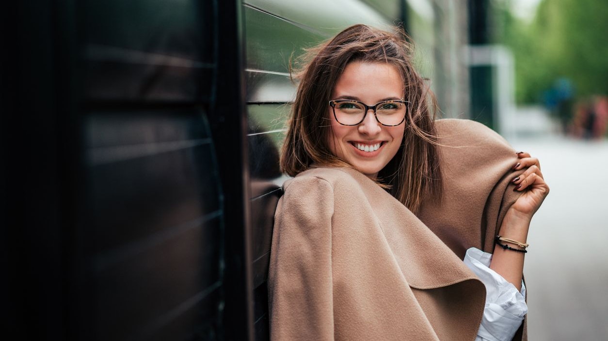 Kein Plan wie du dich während dem wechselhaften Wetter kleiden solltest? Im Frühling kannst du dich immer auf dieses vielfältige Modestück verlassen. 