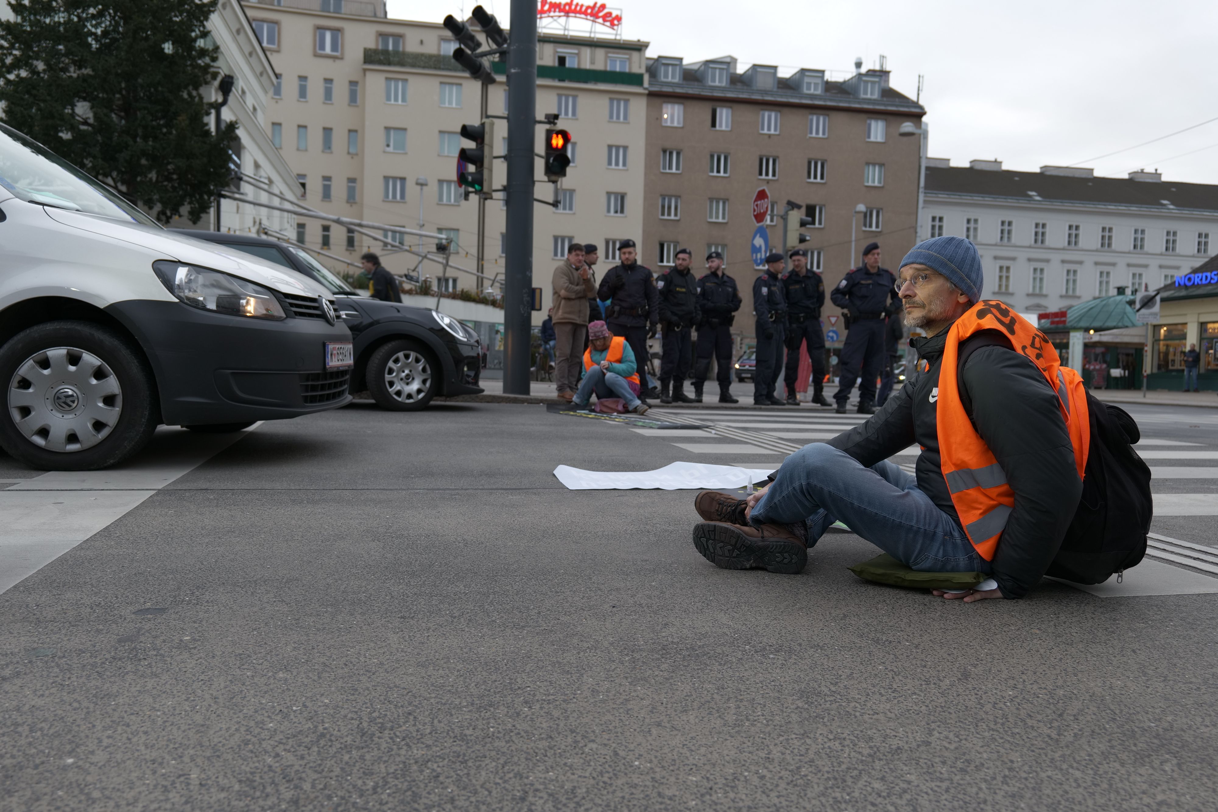 Klima-Aktivisten blockieren seit 8.00 Uhr früh die Kreuzung Wiener Getreidemarkt und Wienzeile und sorgen für einen Verkehrskollaps in Wien-Mariahilf. 