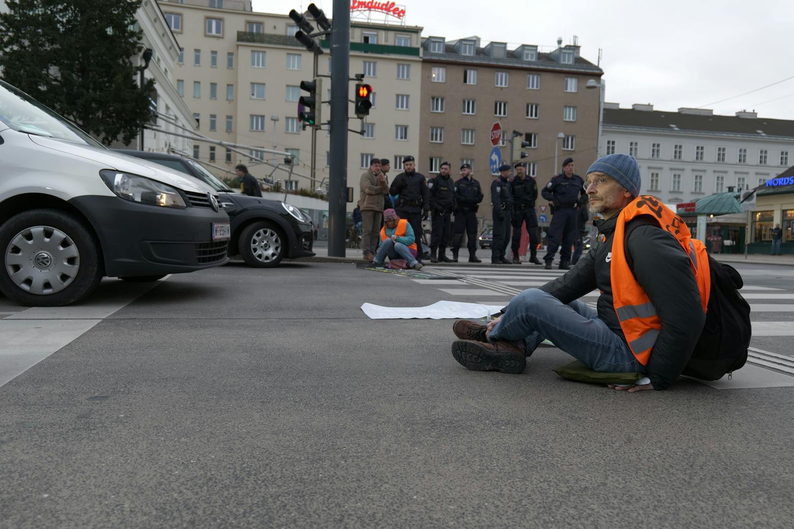 Klima-Aktivisten blockierten die Kreuzung Wiener Getreidemarkt und Wienzeile und sorgten für einen Verkehrskollaps in Wien-Mariahilf. (Archivfoto)