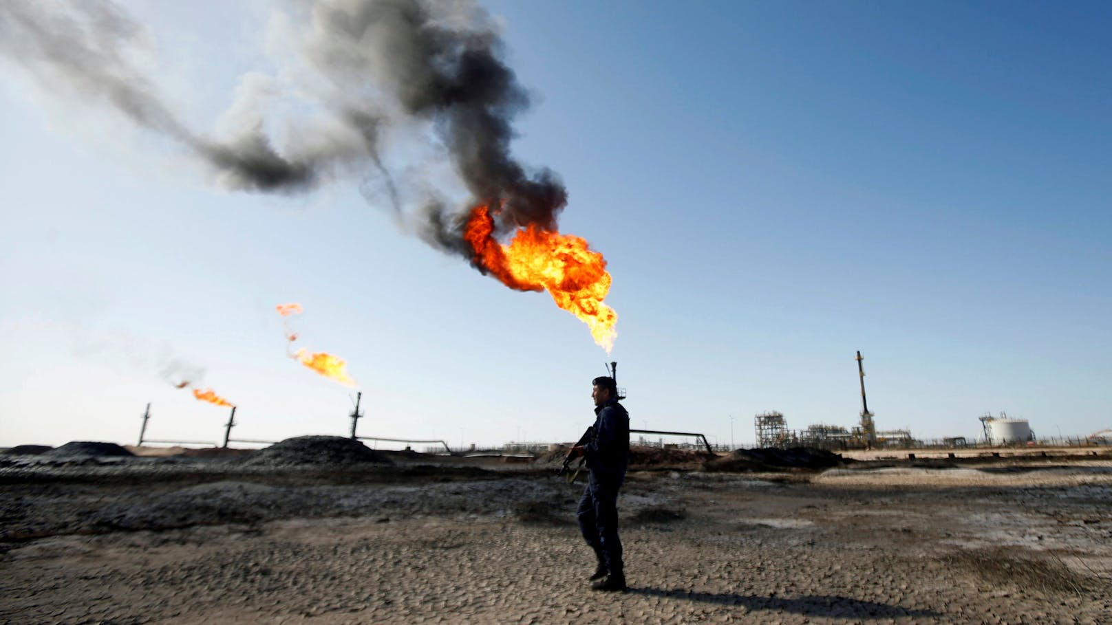 Der Mineralölkonzern ExxonMobil betreibt überall auf der Welt Raffinerien – so wie hier im Irak.