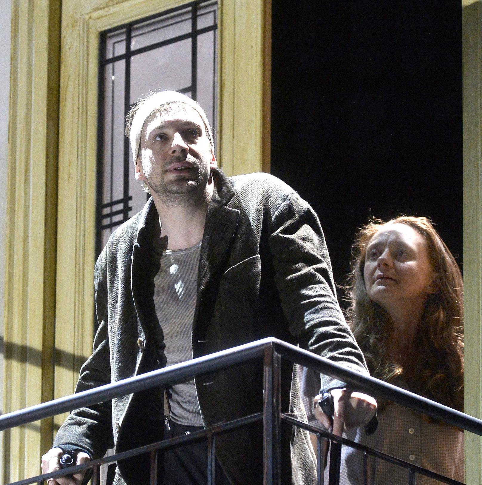 Florian Teichtmeister als Fürchtegott Lehmann und Gerti Drassl als Ursula während einer Probe des Stückes "Niemand" d am Theater in der Josefstadt.