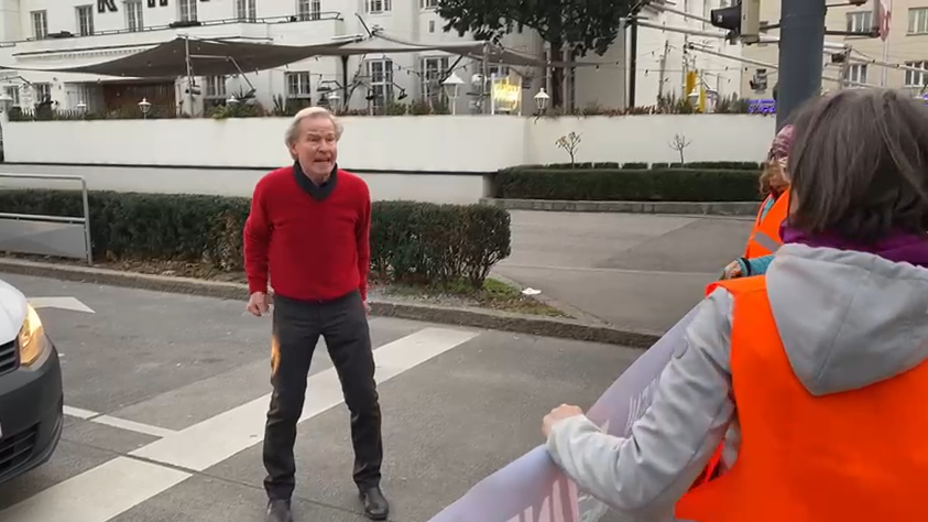 Promi-Wirt Gerhard Urbanek im Schlagabtausch mit dem Aktivisten.