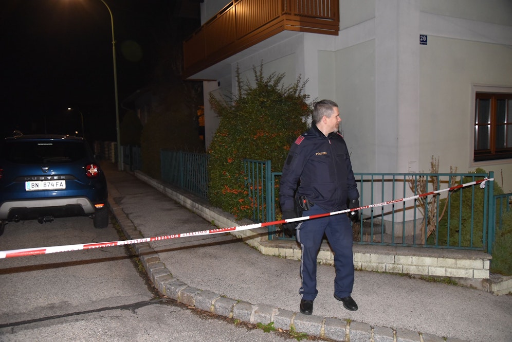 Der weiträumig abgesperrte Tatort in Berndorf: Ein Großaufgebot der Polizei ist vor Ort.