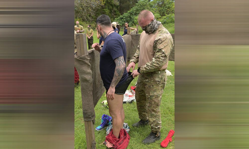 Cosimo wird gründlich durchsucht.