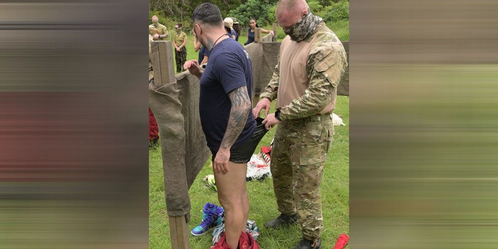 Cosimo wird gründlich durchsucht.