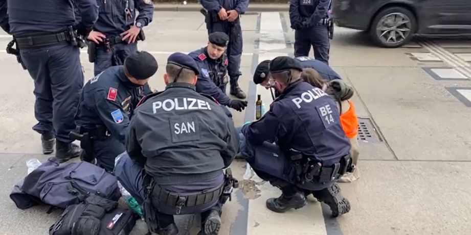 Während die Polizei nicht hingeschaut hatte, klebte die Klima-Aktivistin einfach ihre zweite Hand fest.