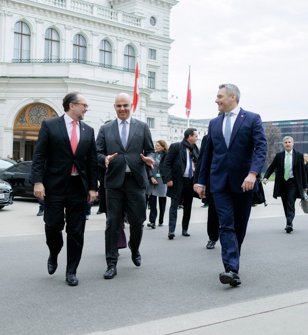 Der Schweizer Präsident Alain Berset inmitten von Außenminister Alexander Schallenberg (li.) und Bundeskanzler Karl Nehammer (re., beide ÖVP).. 