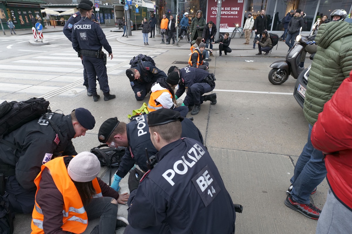 Klima-Aktivisten blockieren seit 8.00 Uhr früh die Kreuzung Wiener Getreidemarkt und Wienzeile und sorgen für einen Verkehrskollaps in Wien-Mariahilf. 