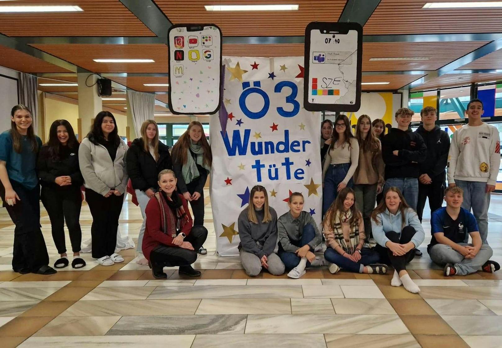 Die Schüler der dritten Jahrgänge nahmen an der Aktion "Ö3 Wundertüte" teil, dafür bastelten sie eine 2,4 Meter hohe Tüte.