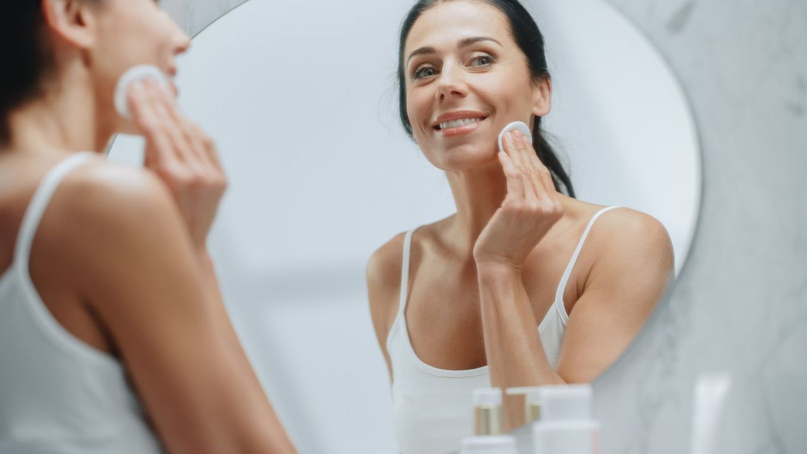 Die richtige Vorbereitung macht den Unterschied. Deshalb solltest du darauf schauen, dass deine Haut mit genügend Feuchtigkeit versorgt wird bevor du dein Make-Up aufträgst. Nur wenn Talg und weitere Verunreinigungen entfernt wurden kann das Make-Up  auch auf deiner Haut haften. 