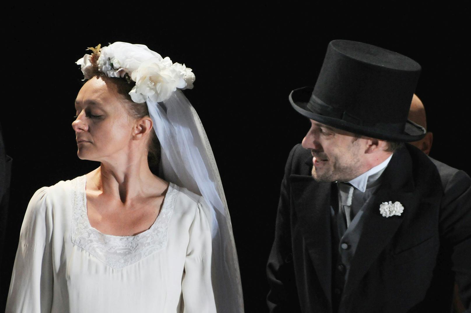 Gerti Drassl als "Ursula" und Florian Teichtmeister als "Fürchtegott Lehmann" während&nbsp; "NIEMAND" im Theater in der Josefstadt in Wien.