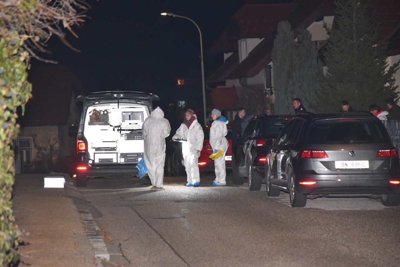 Die Spurensicherung am Tatort. 