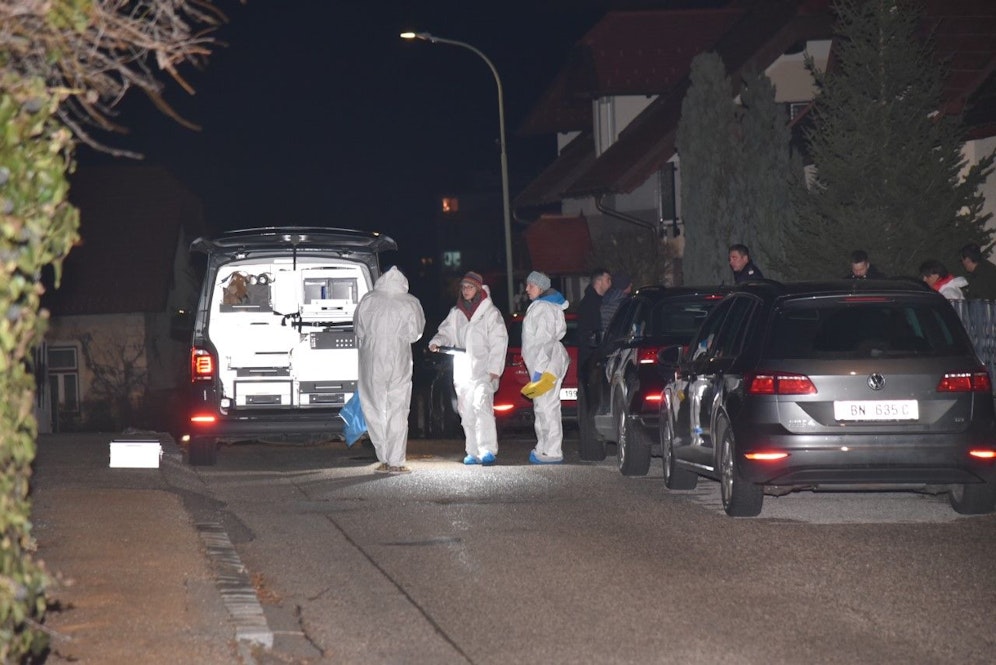 Die Spurensicherung am Tatort. 