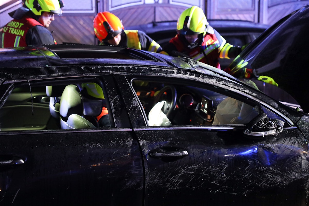 Unfalllenker flüchtete nach nächtlichem Crash in Traun offenbar durch Auto-Schiebedach