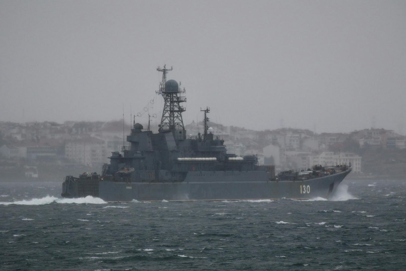 Landungsschiff der russischen Schwarzmeer-Flotte bei der Passage der Dardanellen. Archivbild