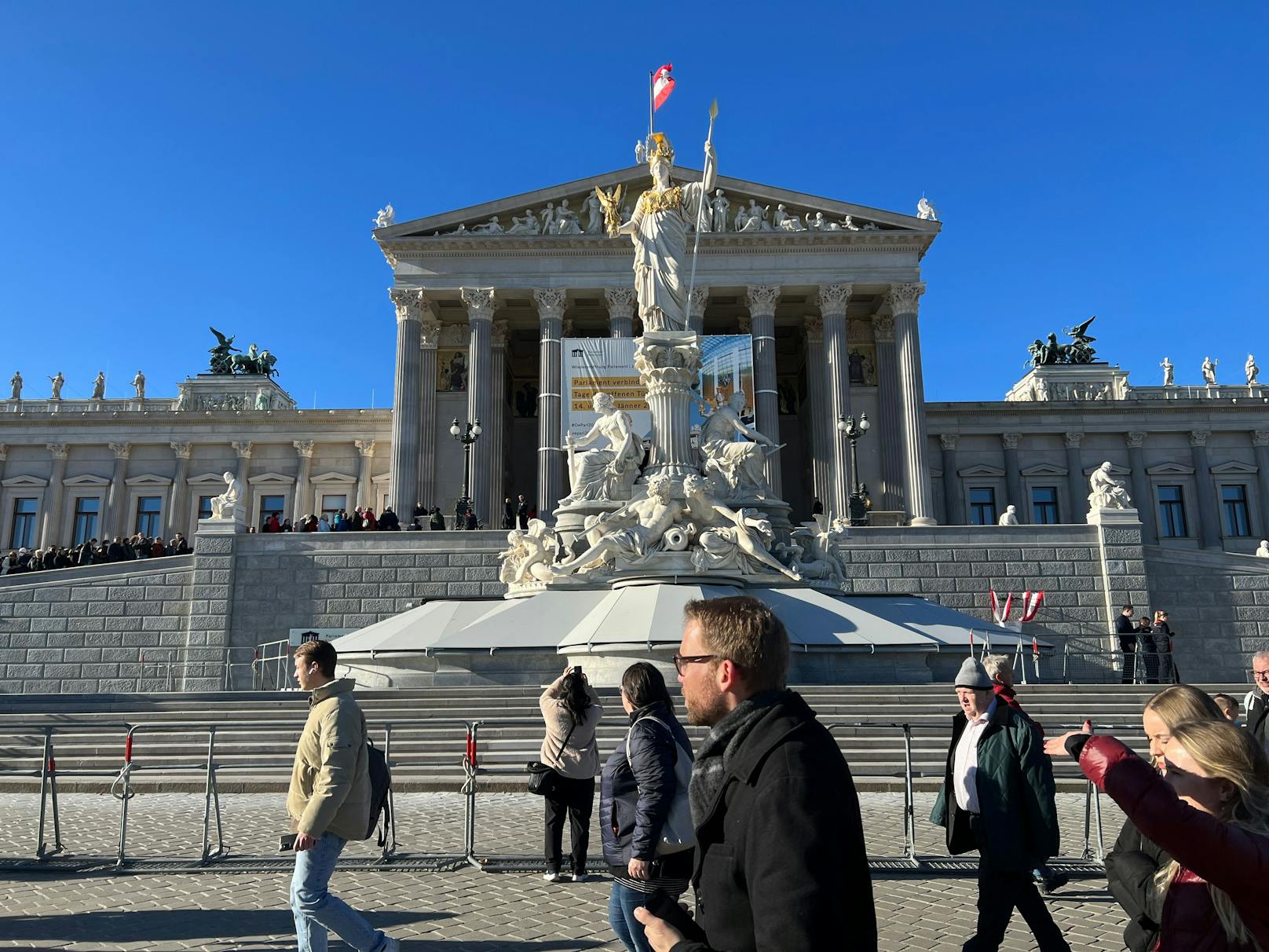 Die Menschenschlange wurde von Sekunde zu Sekunde länger.