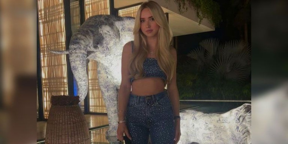 Shania Geiss zieht alle Blicke auf sich.