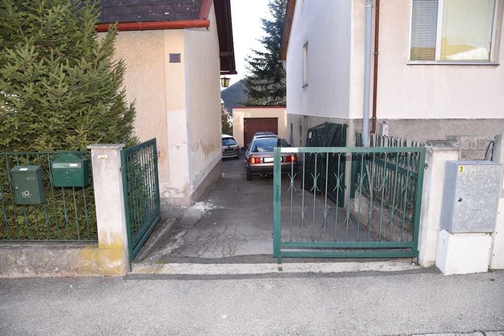 Der Tatort in Berndorf: Eine Frau ist tot, eine Frau schwer verletzt, der Bruder richtete sich selbst.