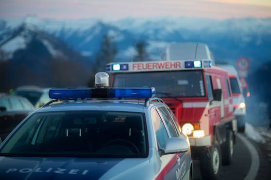 Mehrere Feuerwehr-, Rettungs- und Polizeiautos standen am Samstagmorgen in Gnesau im Einsatz.