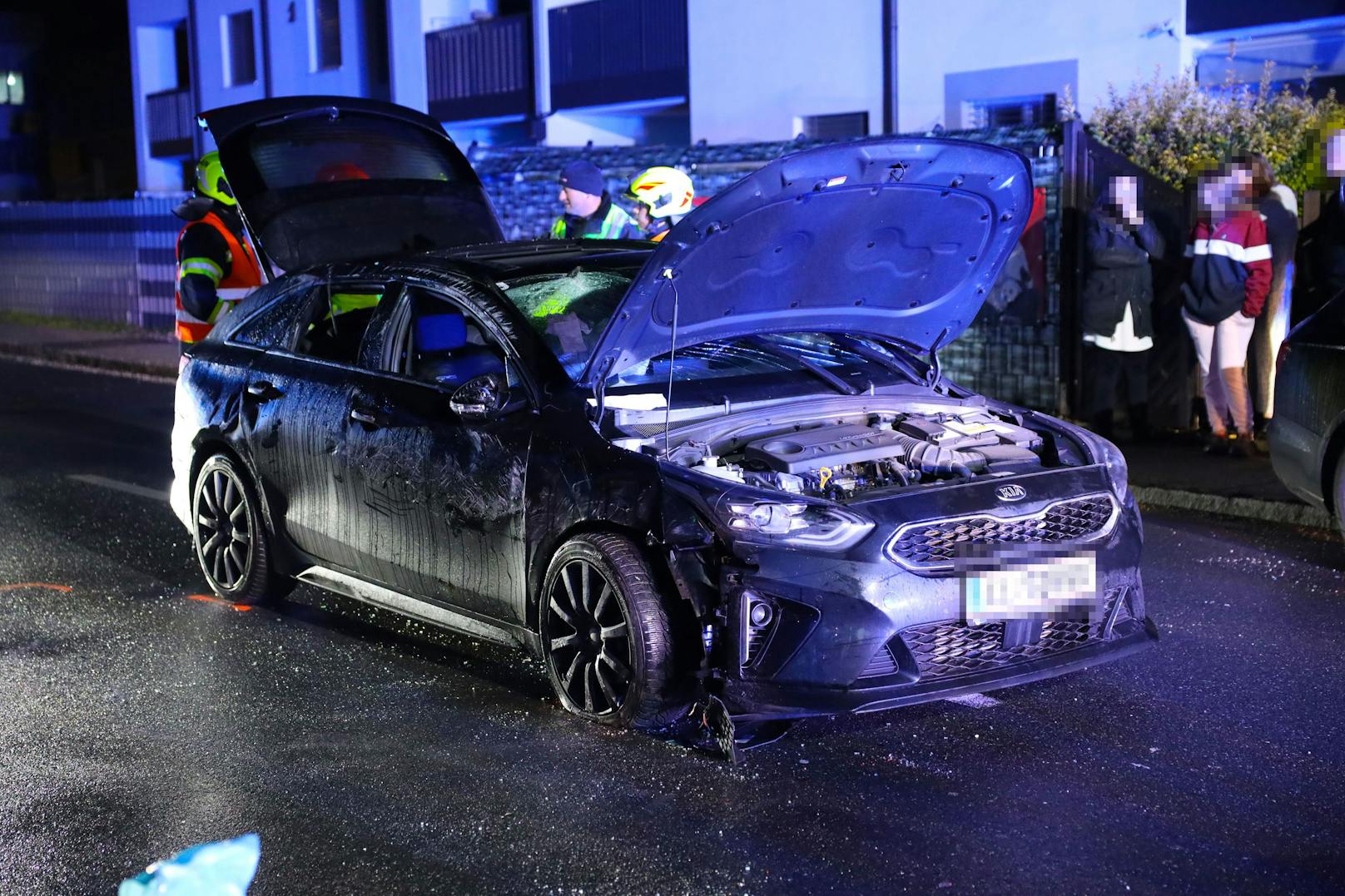 Ein kurioses Bild hat sich den Einsatzkräften nach einem Verkehrsunfall in der Nacht auf Samstag in Traun (Bezirk Linz-Land) geboten.