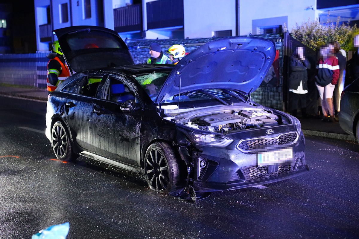 Unfalllenker flüchtete nach nächtlichem Crash in Traun offenbar durch Auto-Schiebedach