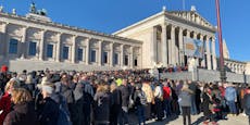 Riesen-Ansturm! Wiener stehen stundenlang vor Parlament