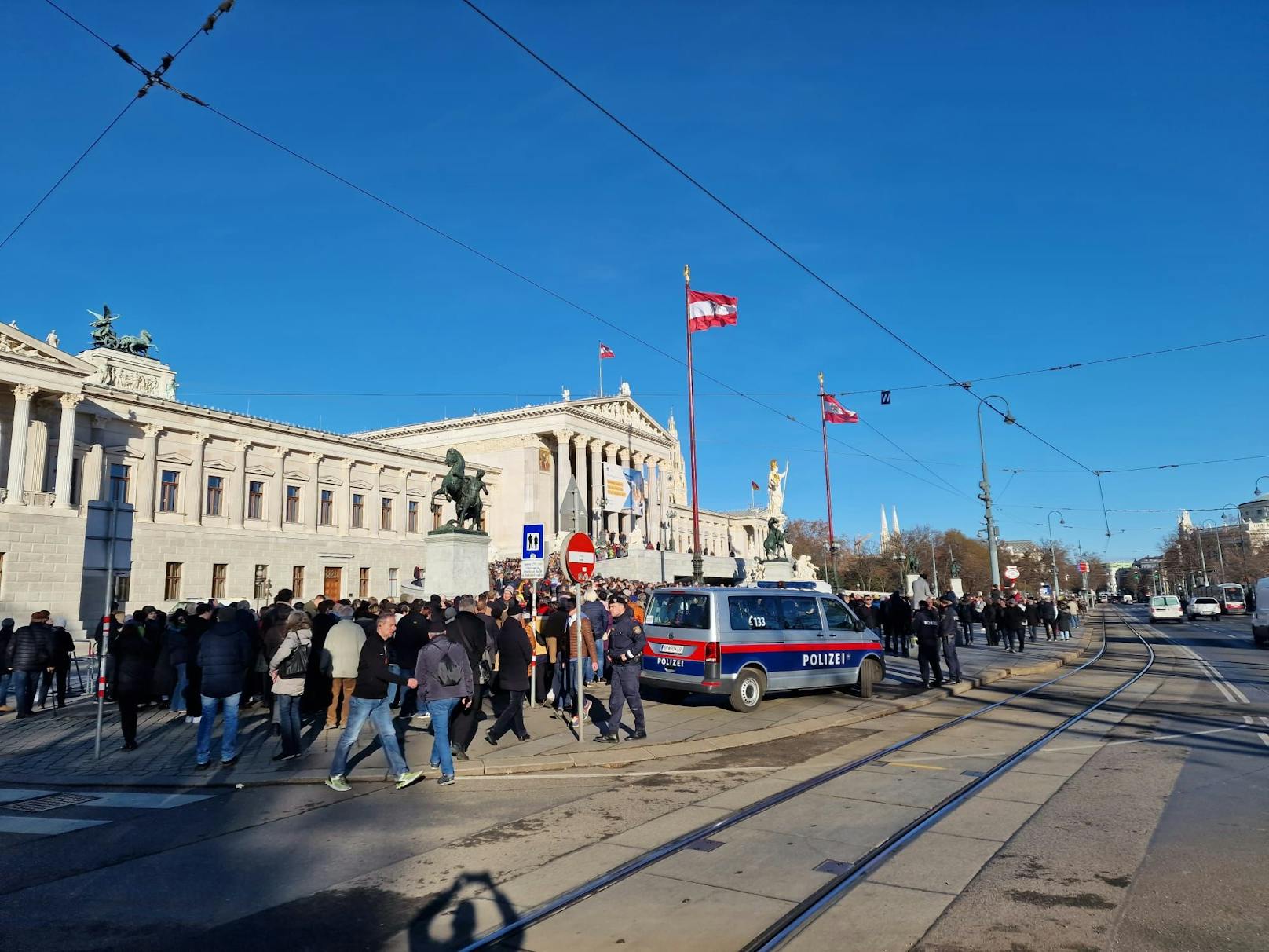 Stundenlang warten die Besucher am tag der offenen Tür auf den Einlass.