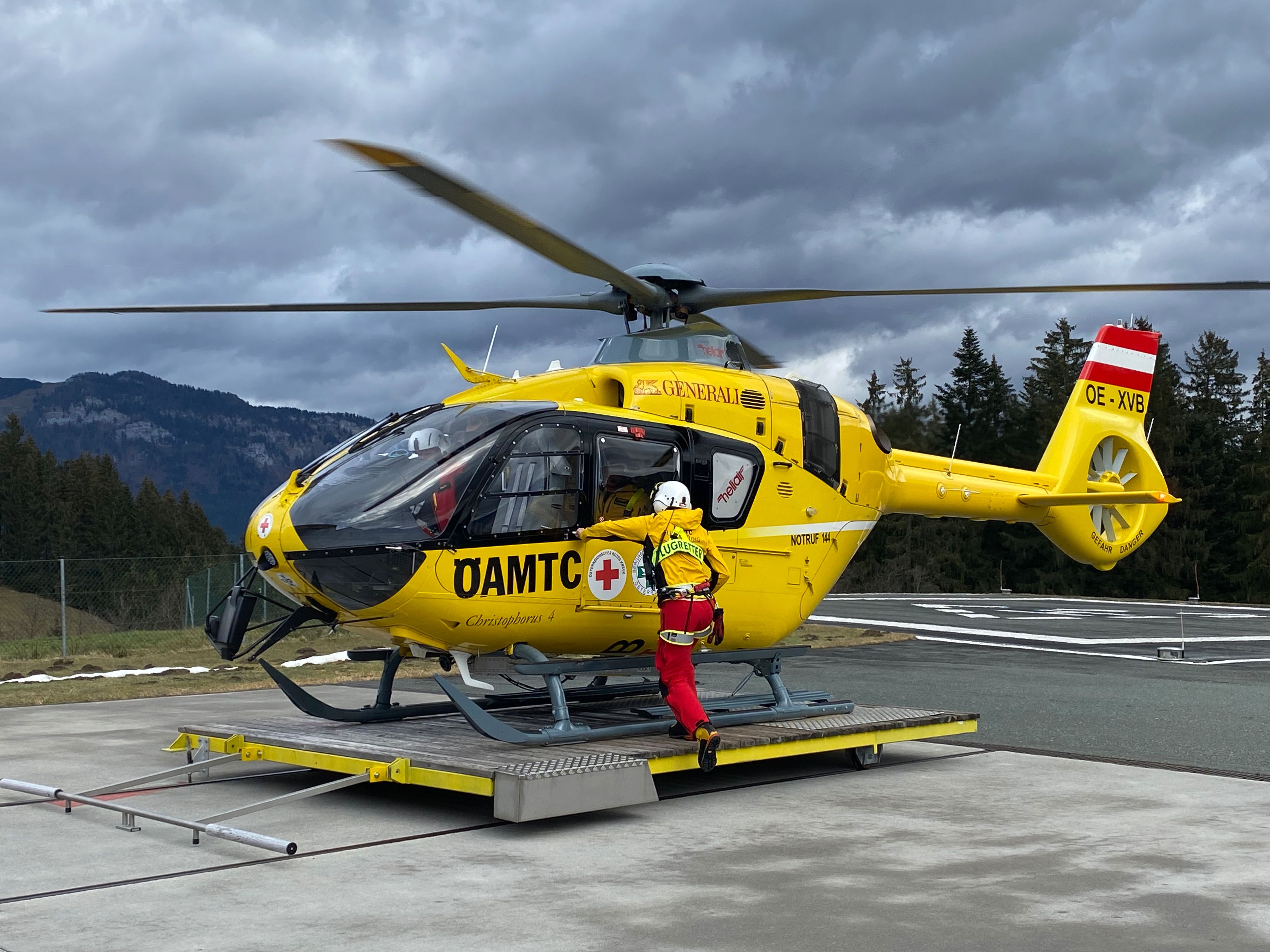 Der Mann wurde in das BKH St. Johann in Tirol geflogen.