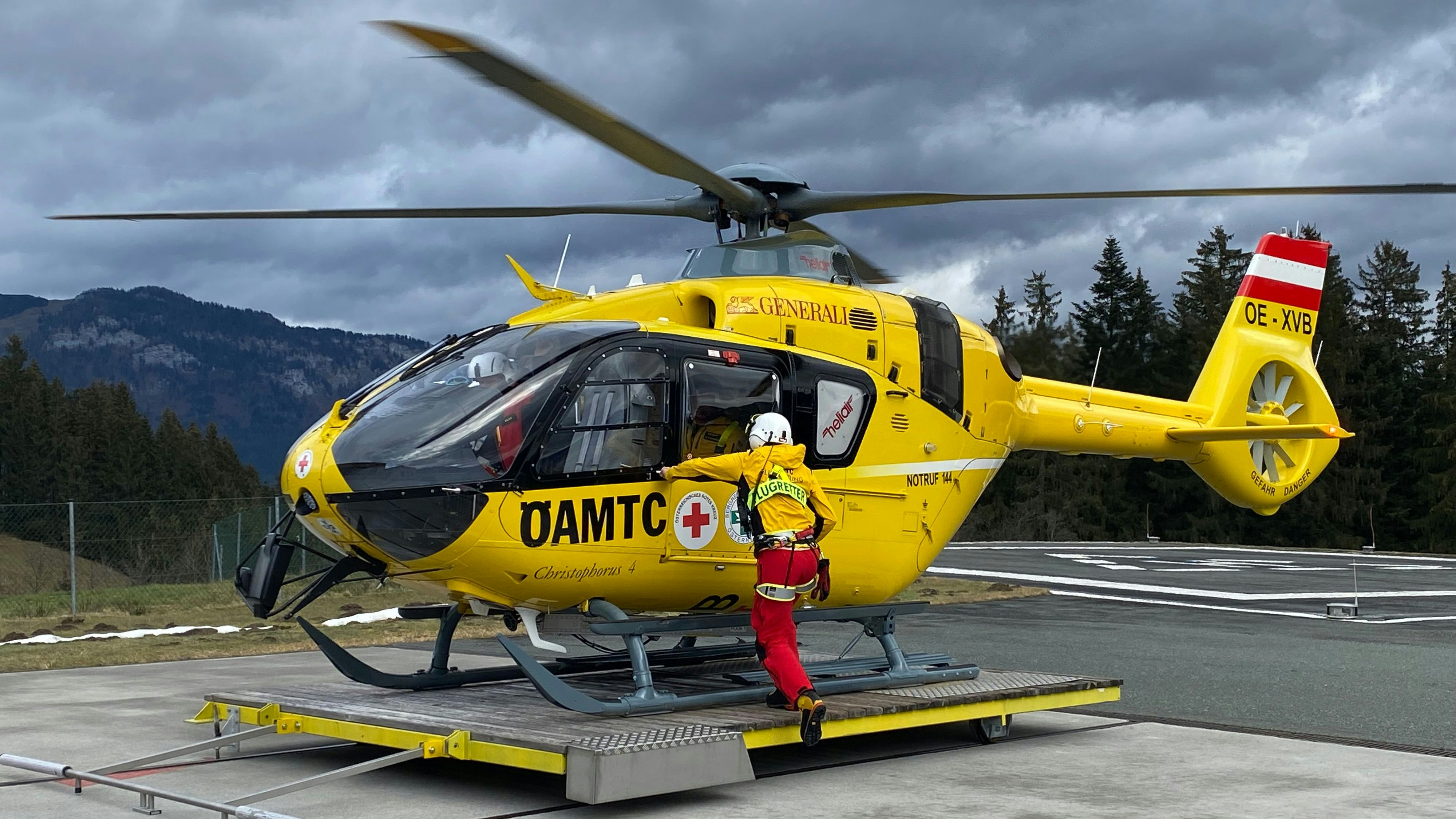 Der Mann wurde in das BKH St. Johann in Tirol geflogen.