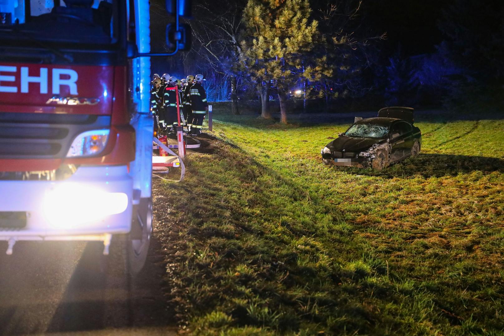 Schwer verunfallt ist am späten Samstagabend in Hofkirchen im Traunkreis (Bezirk Linz-Land) ein offenbar erheblich alkoholisierter Autolenker mit einem BMW.