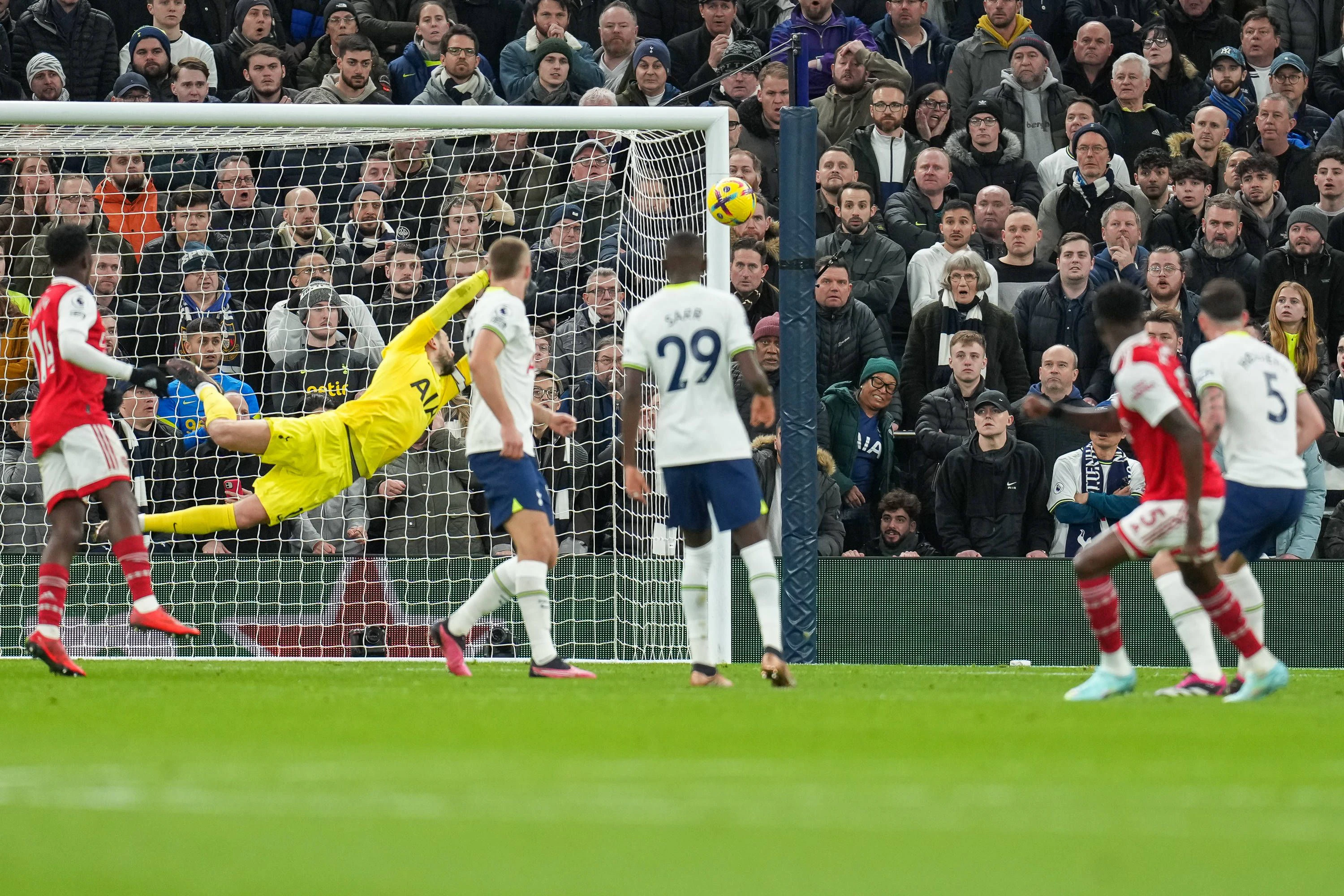 Arsenal schlägt die Spurs im Stadion des Rivalen.