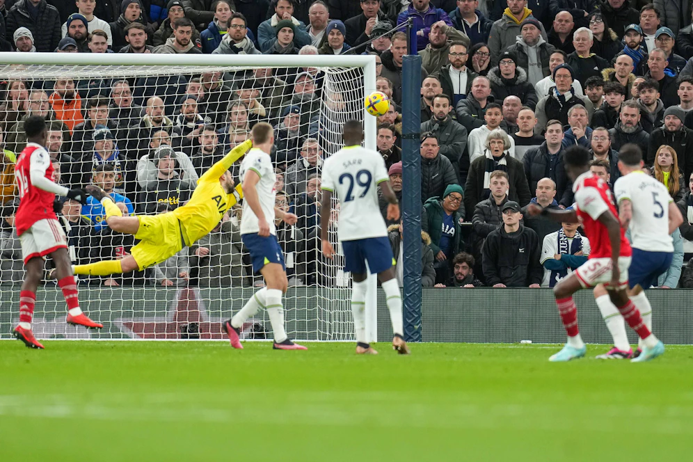 Arsenal schlägt die Spurs im Stadion des Rivalen.