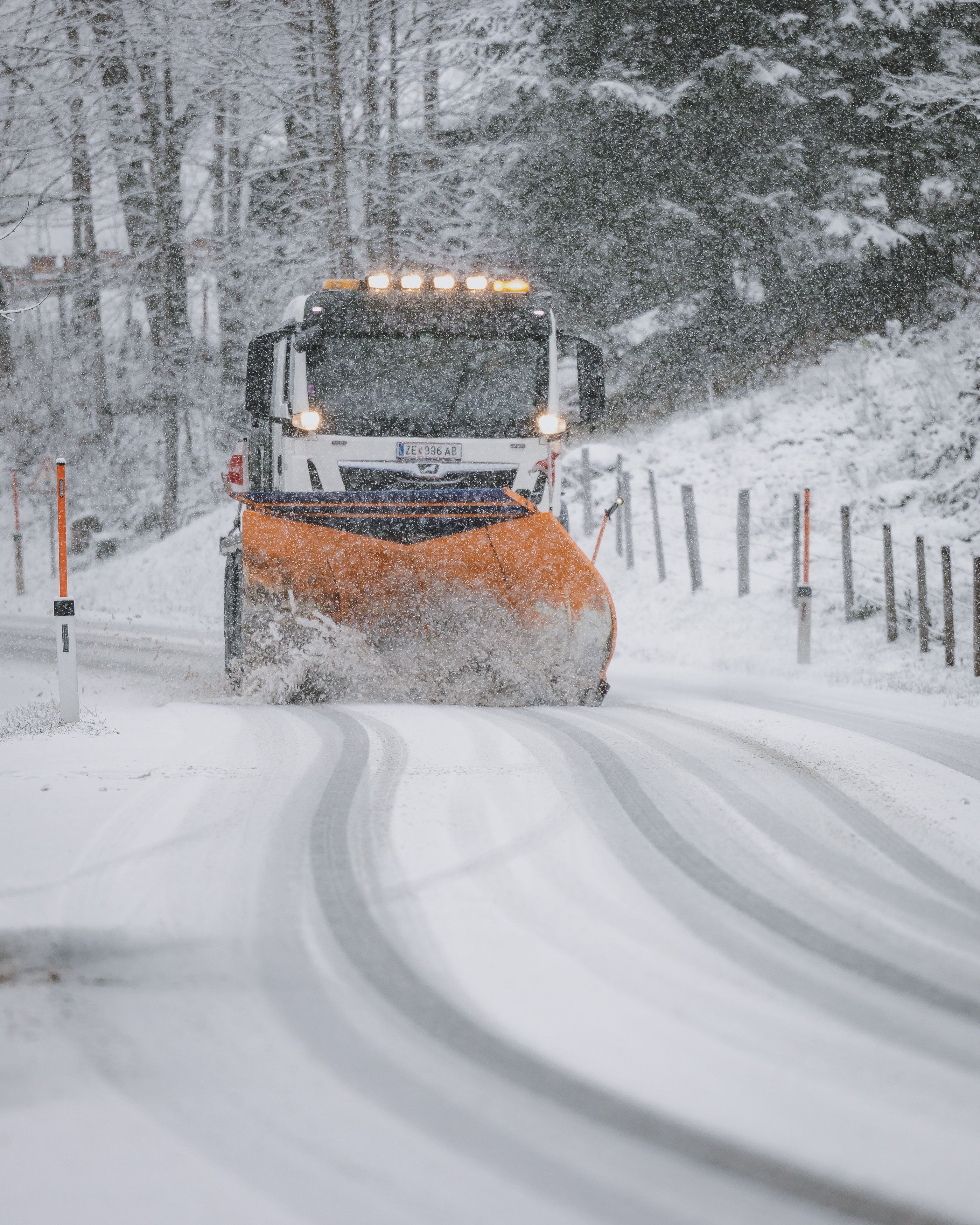 Ein Fahrzeug des Winterdienstes bei der Räumung nach Schneefällen in Kaprun. Archivbild.
