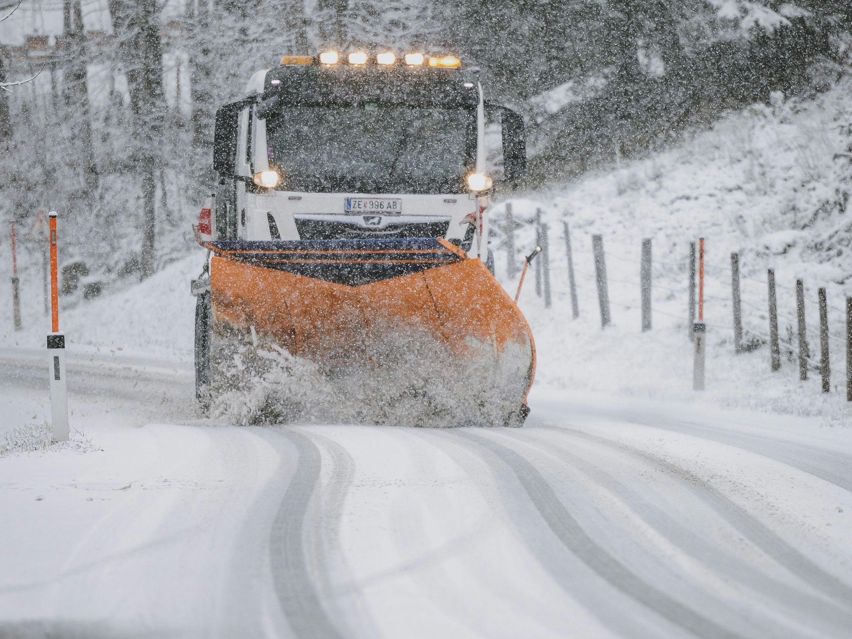Ein Fahrzeug des Winterdienstes bei der Räumung nach Schneefällen in Kaprun. Archivbild.