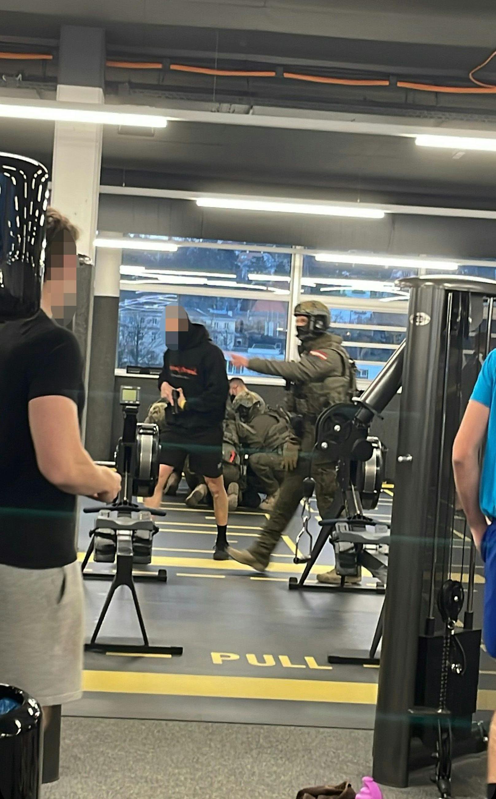 Ausnahmezustand bei Fitinn: Cobra-Beamte stürmten am Freitag das Gym. 