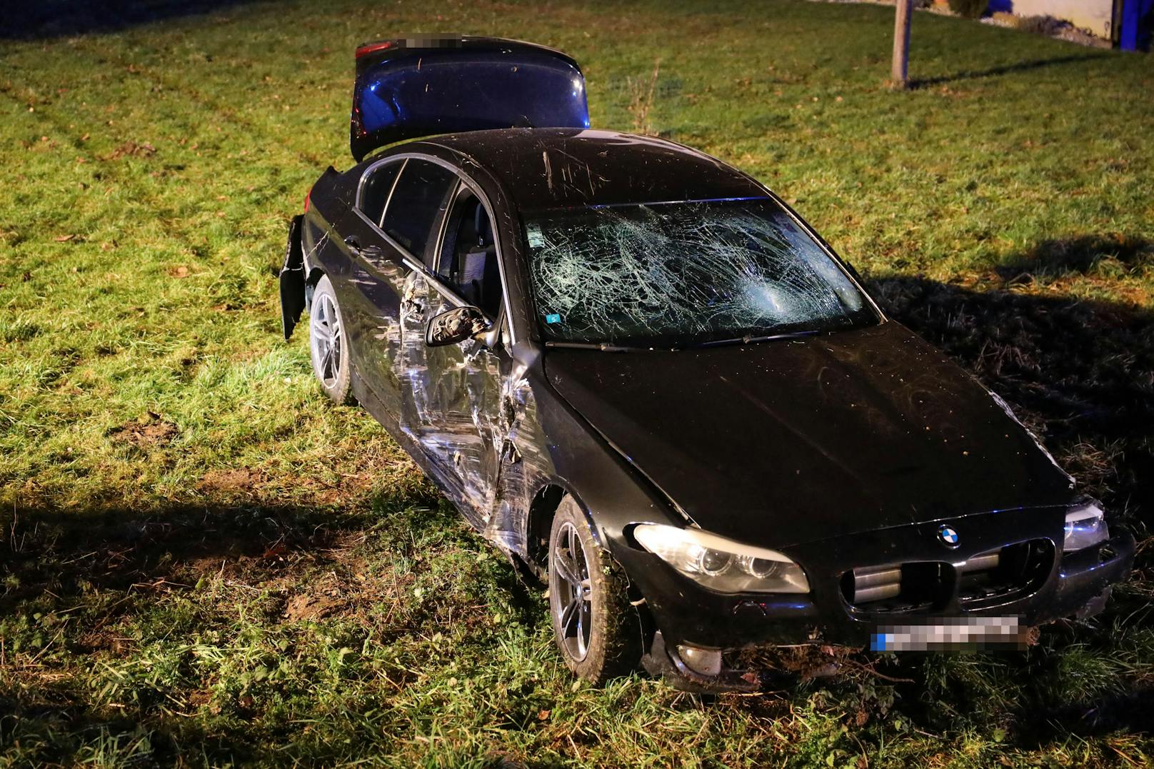 Schwer verunfallt ist am späten Samstagabend in Hofkirchen im Traunkreis (Bezirk Linz-Land) ein offenbar erheblich alkoholisierter Autolenker mit einem BMW.