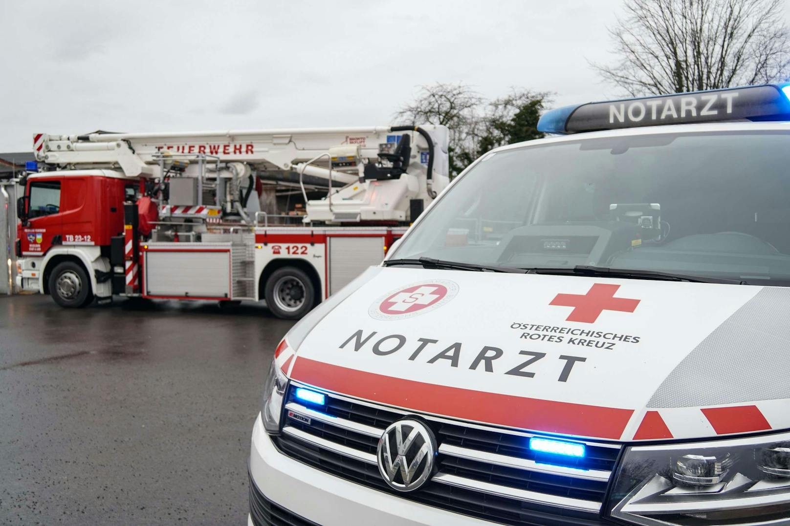 Das Rote Kreuz war mit dem Notarzt, einem Rettungswagen sowie dem Bezirkeinsatzleiter vor Ort.