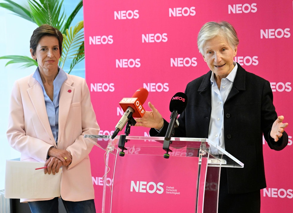 Spitzenkandidatin der Neos, Indra Collini, hier mit Irmgard Griss.