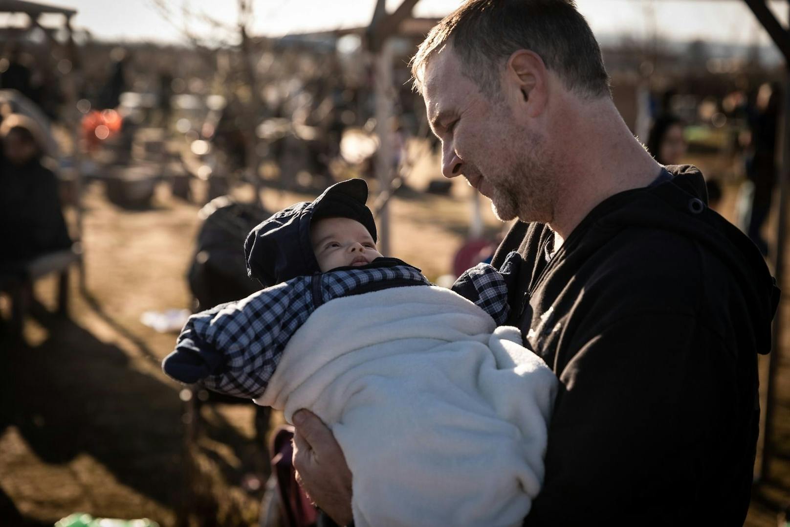SP-Stadtchef Andreas Babler beim Lager mit Baby.