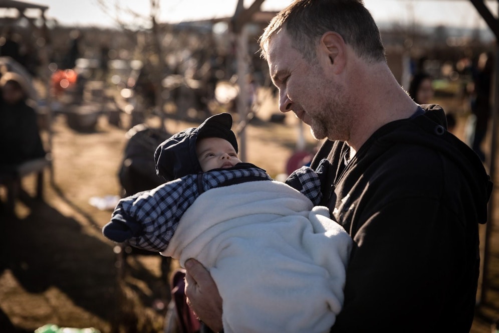 SP-Stadtchef Andreas Babler beim Lager mit Baby.