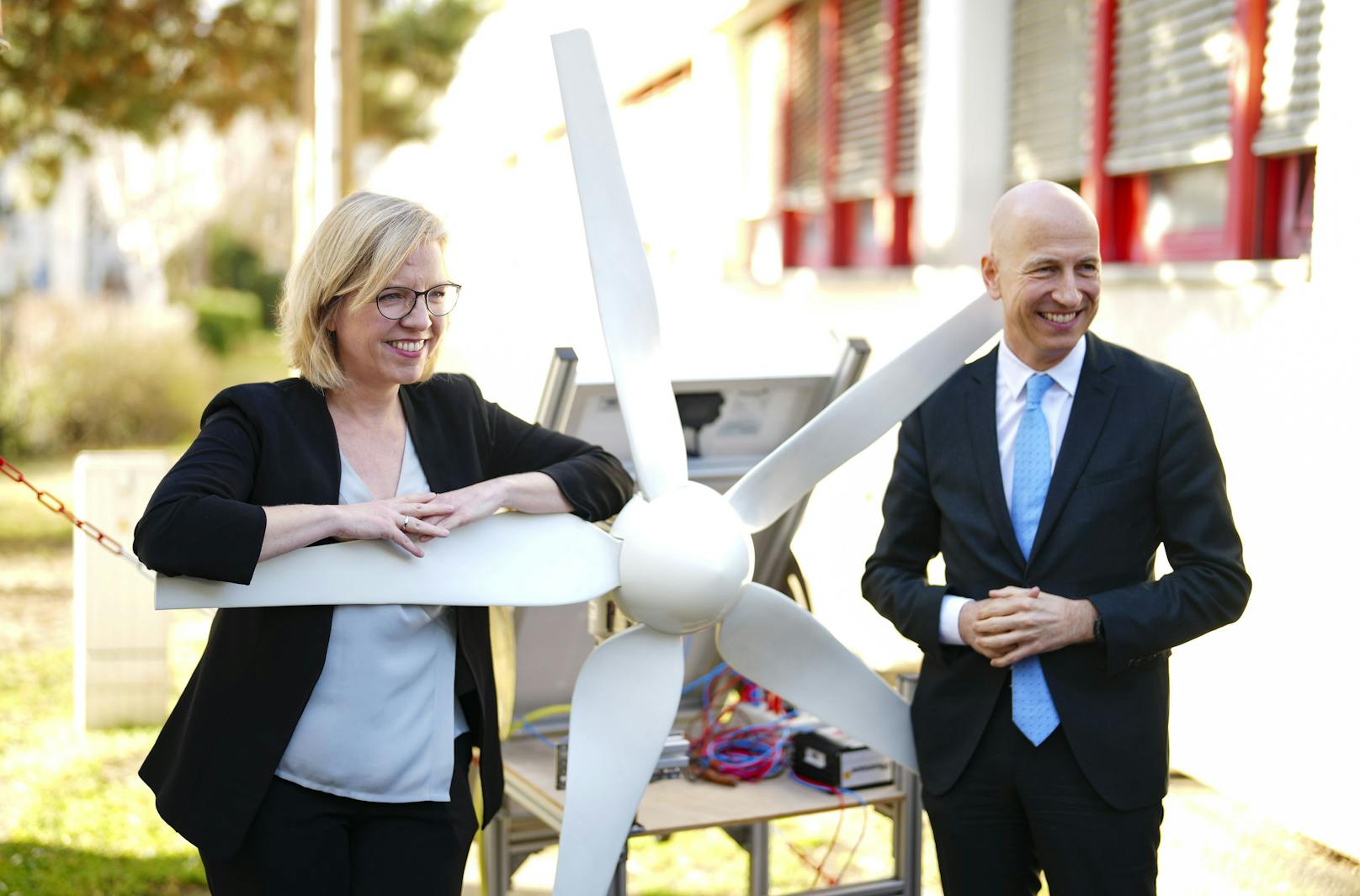 Umweltministerin Leonore Gewessler, im Bild neben Arbeitsminister Kocher, setzt auf den Ausbau erneuerbarer Energieformen.