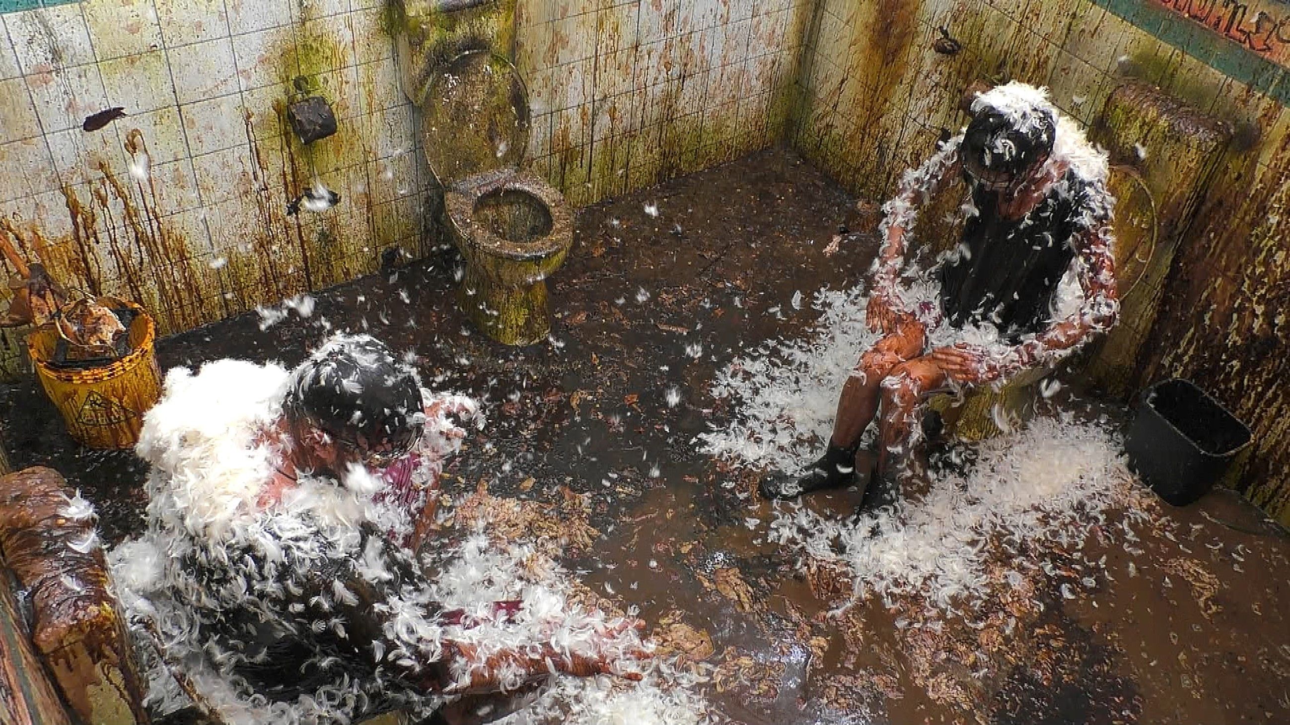 Tessa und Cosimo am gar nicht so stillen Örtchen.