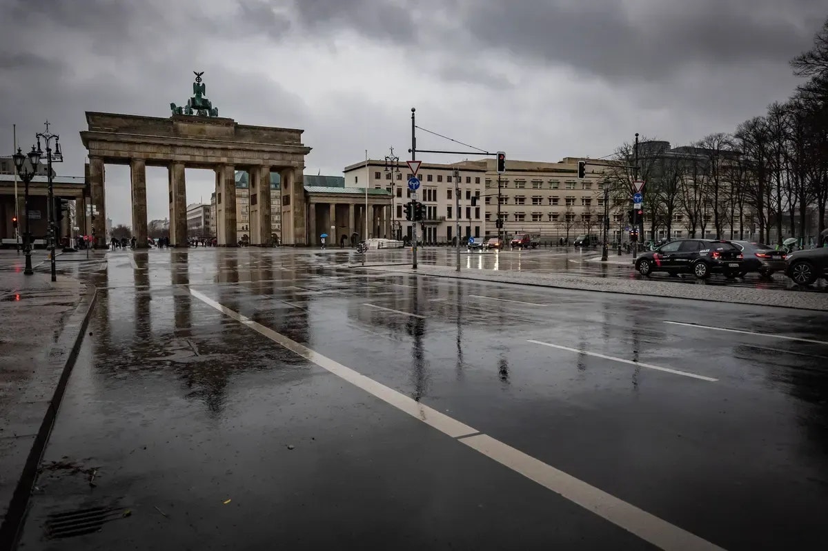 Autofahrer fährt gegen Brandenburger Tor und stirbt