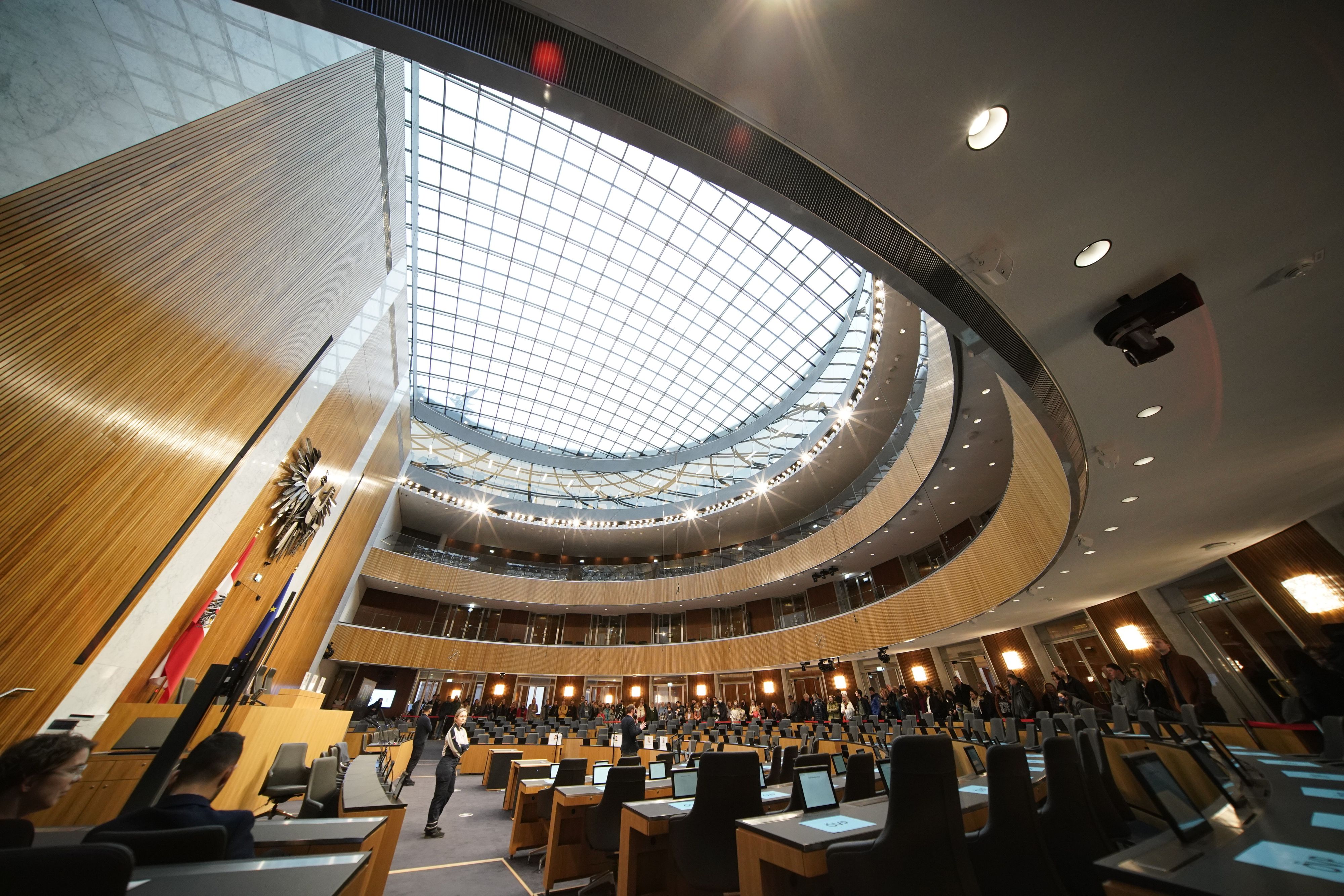 Ein Panel des Glasdachs ist schon wieder kaputt.