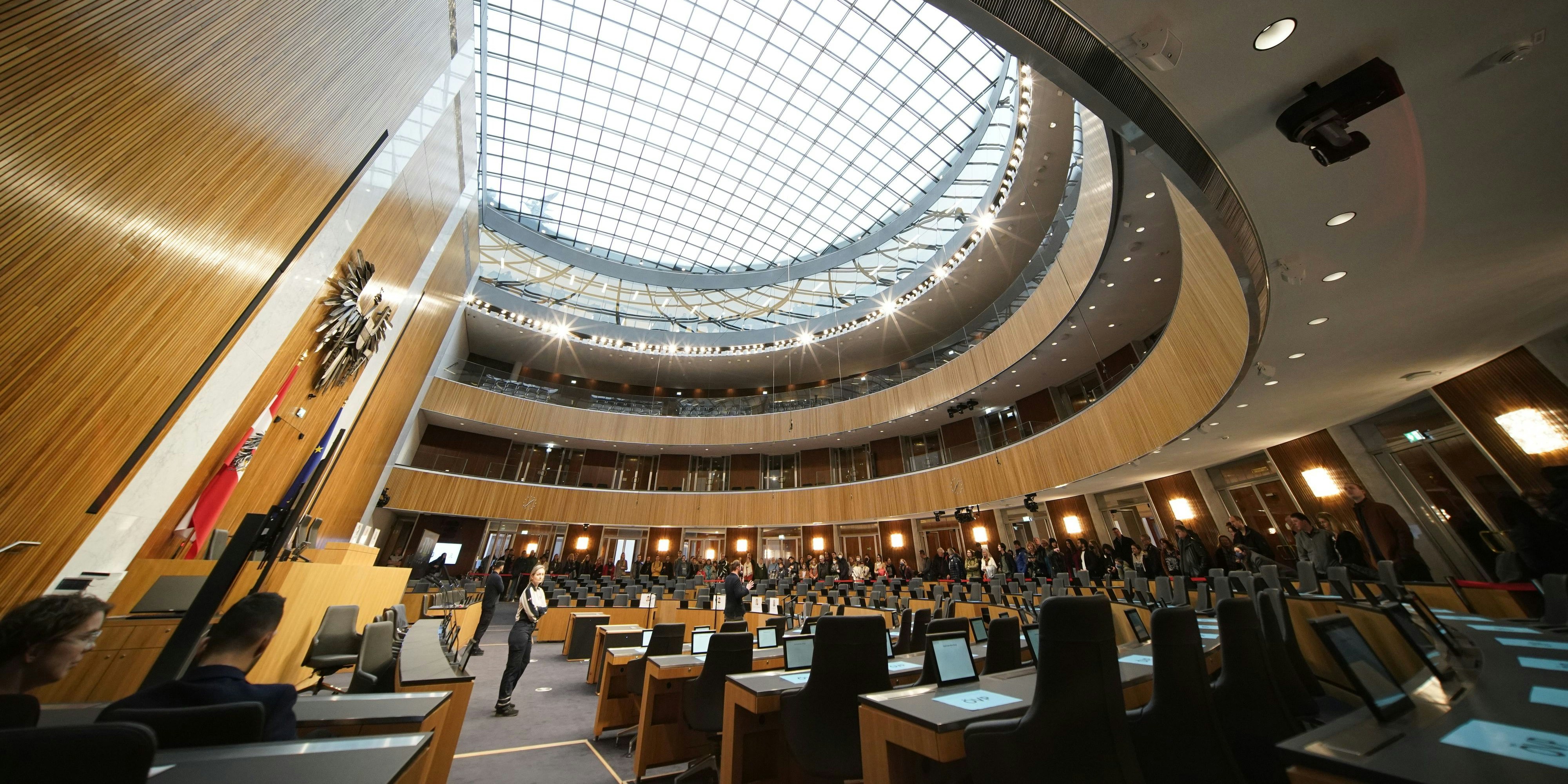 Ein Panel des Glasdachs ist schon wieder kaputt.