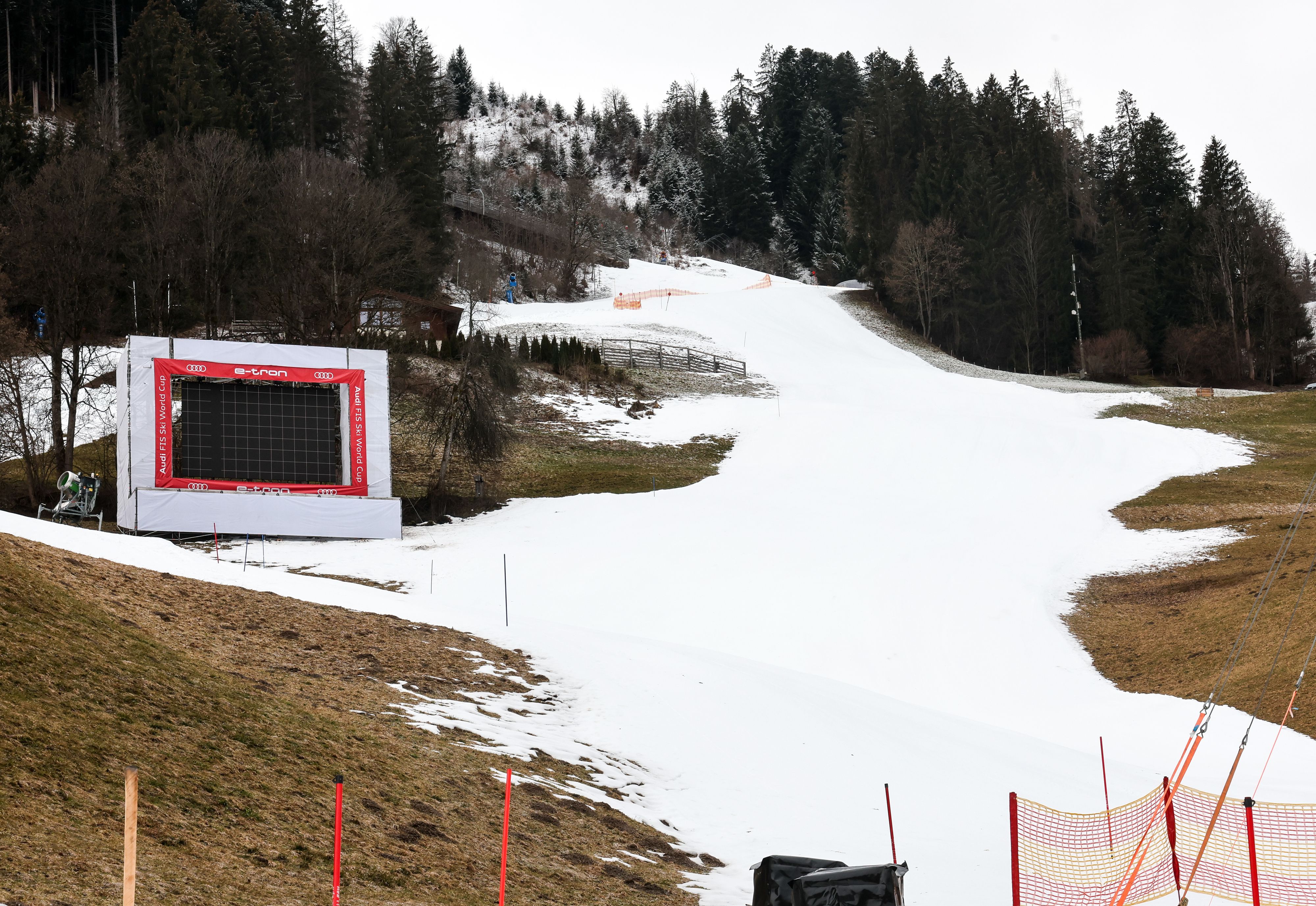 Der Schneemangel in Kitzbühel hat erste Folgen.
