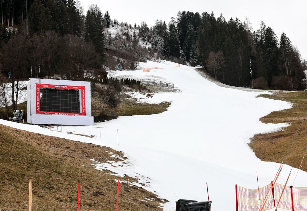 Der Schneemangel in Kitzbühel hat erste Folgen.