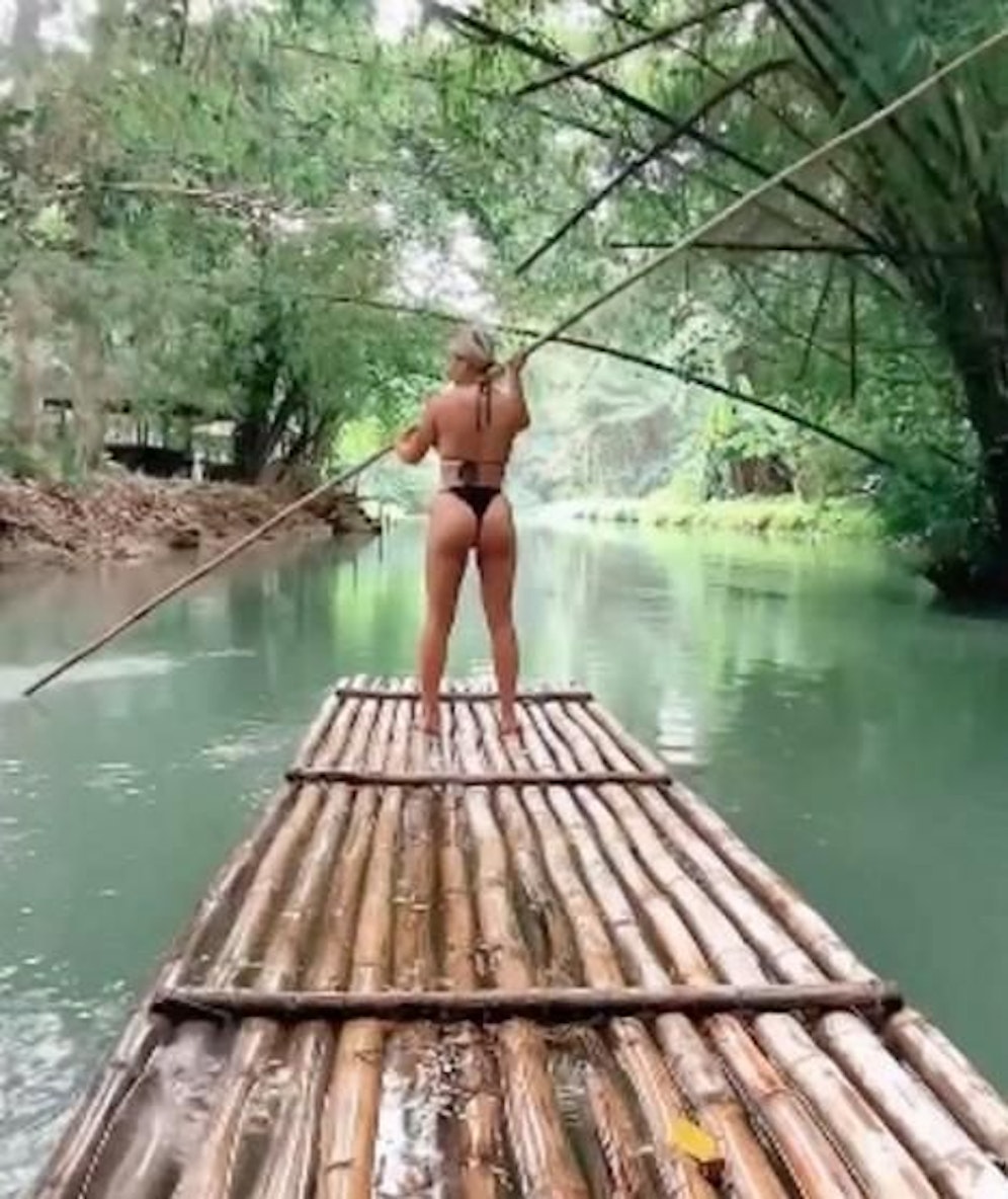 Kinsey Wolanski genießt die Natur von Jamaika.